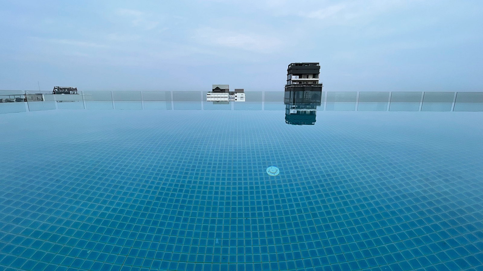 Movenpick Colombo Infinity Pool